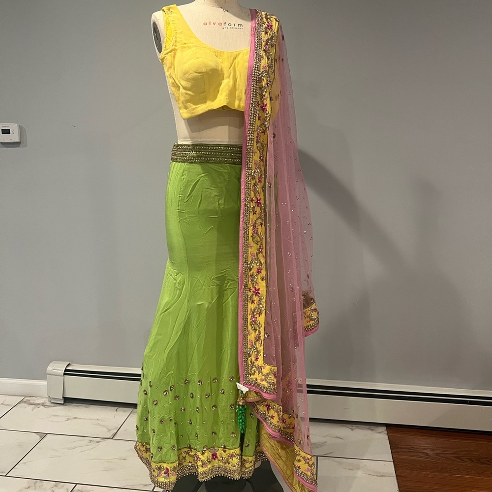 Elegant Green and Pink Women's Skirt Set